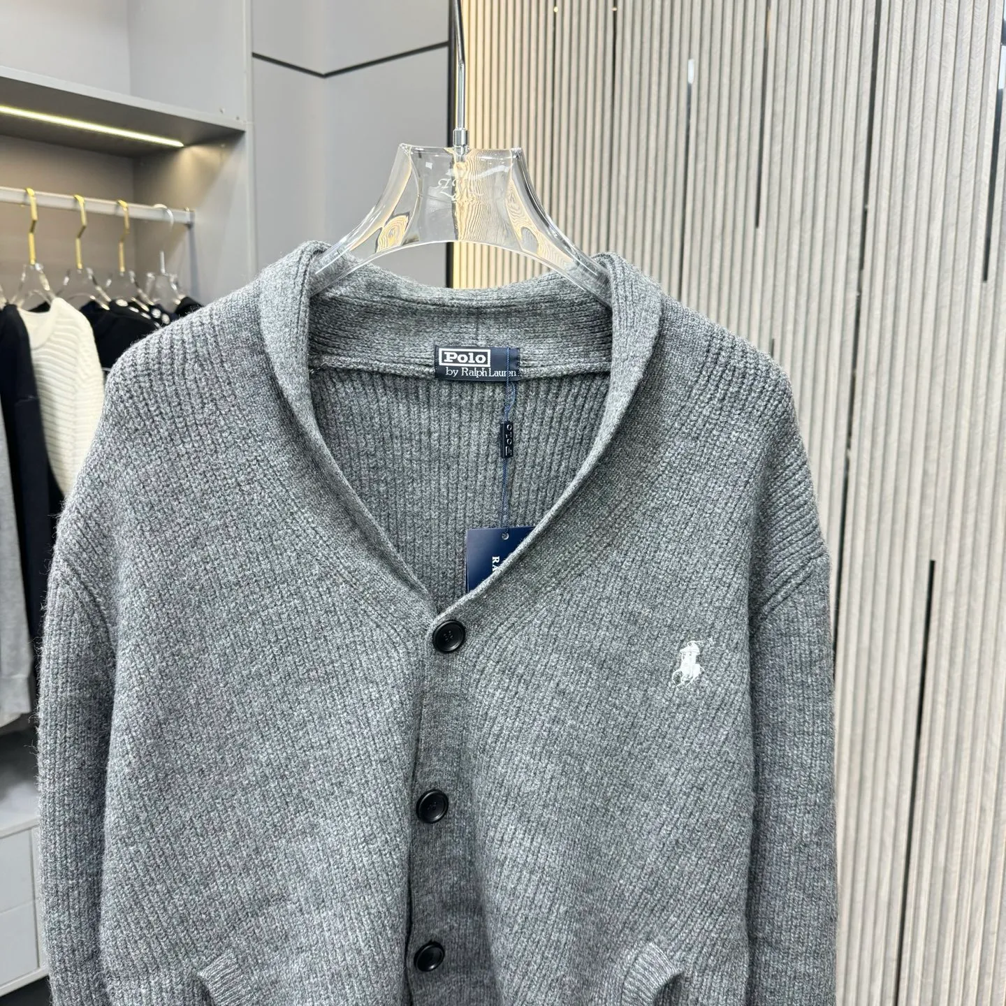 P260 LF Ralph Lauren 25FW Taoist robe sweater is made of top-grade cashmere yarn. The new autumn and winter Oblique jacquard knitted cashmere sweater has a double-sided wearable design and is made of high-quality cashmere material. After fine weaving process, it presents a soft and comfortable touch and excellent thermal performance. The iconic Oblique jacquard pattern is perfectly presented through precision knitting technology. It can be worn on both sides, showing different style charms. The round neck design is simple and elegant, suitable for various matching occasions. Exquisite knitting technology ensures that the clothes are not easily deformed and remain crisp and long-lasting. The double-sided design concept reflects LV's perfect balance of practicality and fashion. Each sweater undergoes strict quality inspection to ensure that the quality meets the brand's consistently high standards. This knitted item combines warmth and style, making it an exquisite addition to your autumn and winter wardrobe. Size:S/M/L/XL